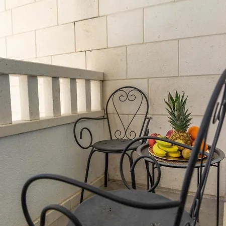 Apartment Modern With Balcony Near Shopping Mall