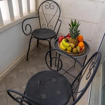 Apartment Modern With Balcony Near Shopping Mall *