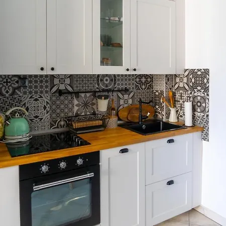 Apartment Modern With Balcony Near Shopping Mall *