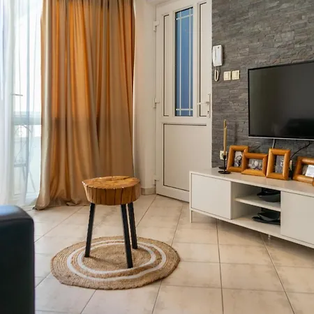 Apartment Modern With Balcony Near Shopping Mall