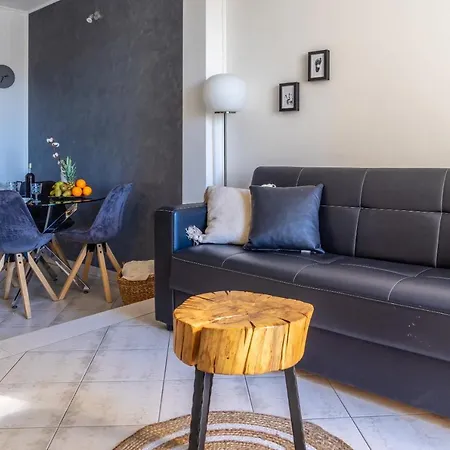 Apartment Modern With Balcony Near Shopping Mall *