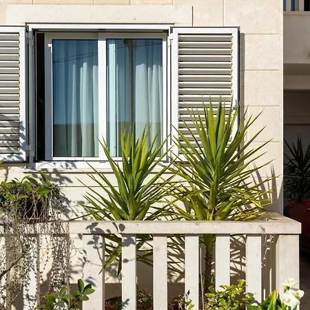 Apartment Modern With Balcony Near Shopping Mall