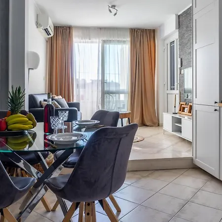 Apartment Modern With Balcony Near Shopping Mall