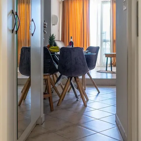 Apartment Modern With Balcony Near Shopping Mall